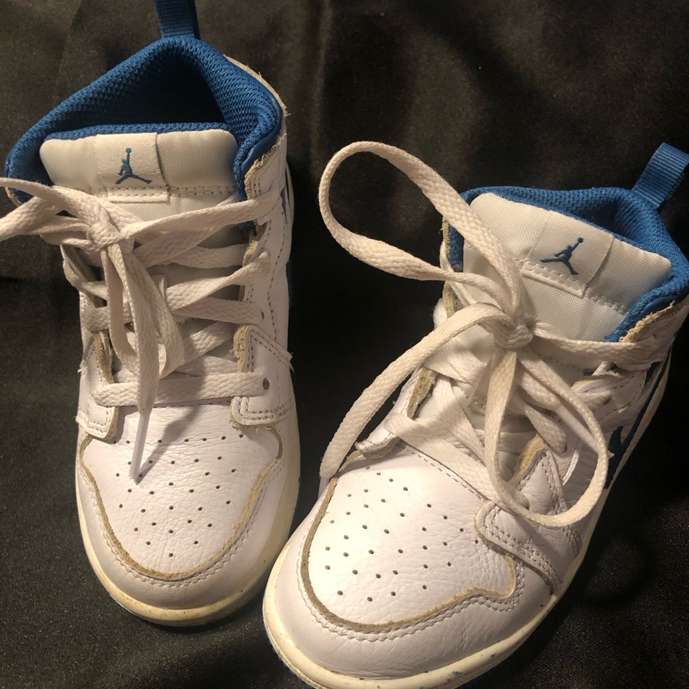 Jordan Kids Sneakers in White and Blue